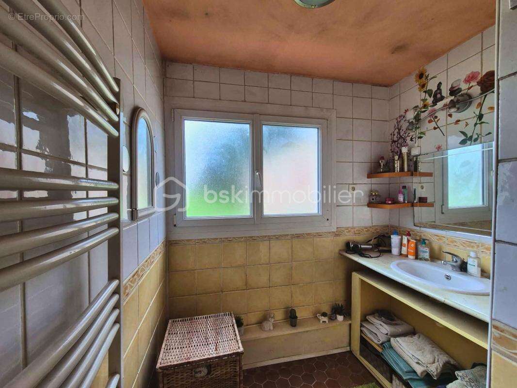Maison de plain – pied à fort potentiel – Terrain 5000 m² – Dépendance – Grange – Garages – Cave – Piscine – Environnement calme - photo 10