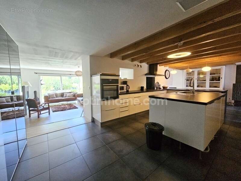 Magnifique maison rénovée de 157 m² avec piscine et garage – RUELLE SUR TOUVRE (16) - photo 4