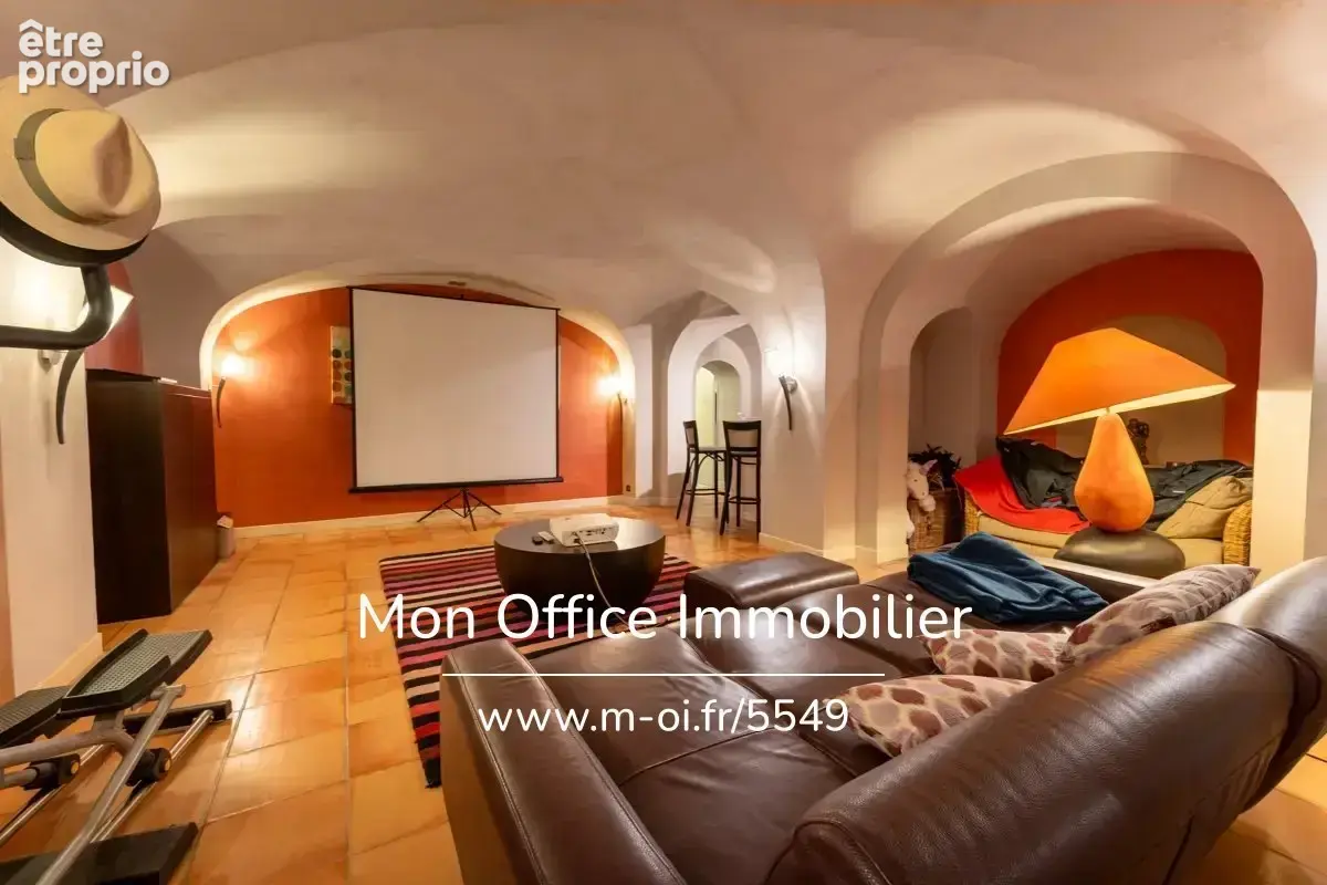 Référence : 7207-NGU. - Maison 10 pièces - 8 chambres - Jacuzzi, Piscine, Salle de Cinema - Village à pied - photo 21