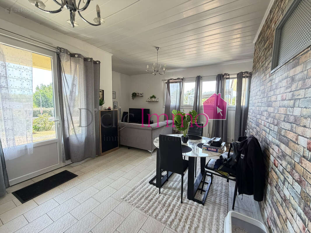 GIVRAND - Maison de 278m2 comprenant trois appartements - terrain clos de 2156 m2 - photo 15