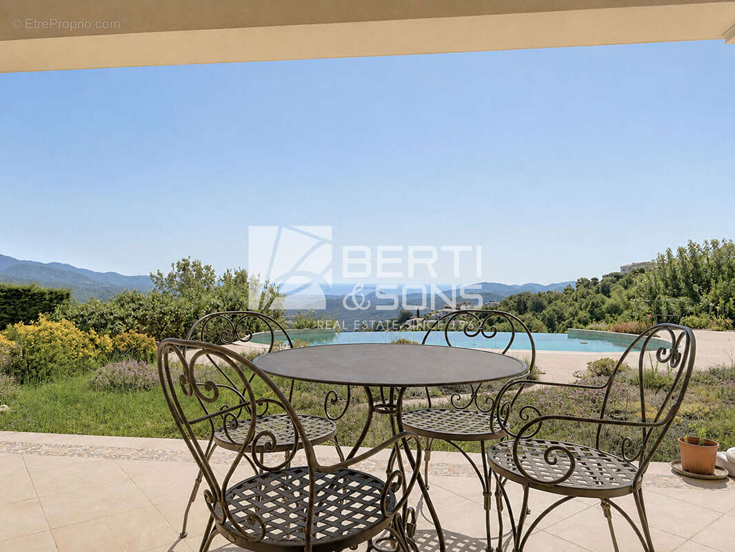 DOMAINE SECURISÉ - A 15 min de Mandelieu - Villa 5 pièces de 211 m² avec vue mer panoramique - photo 7