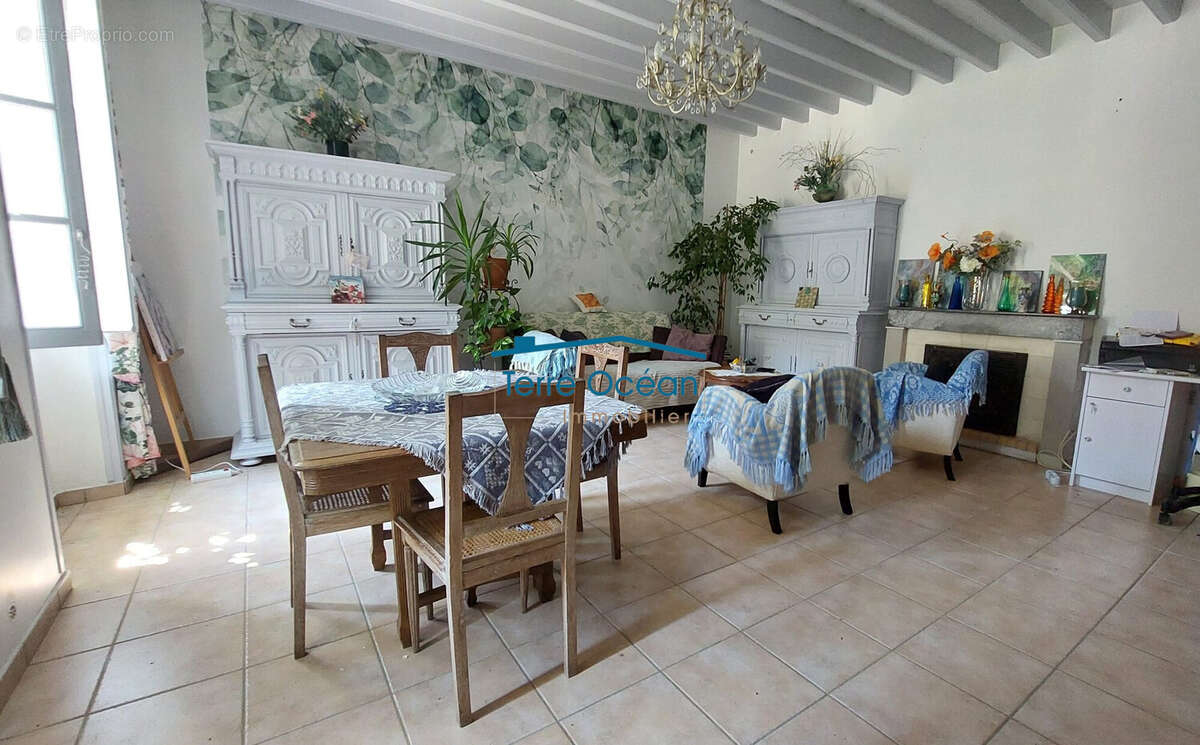 Maison à CHENAC-SAINT-SEURIN-D'UZET