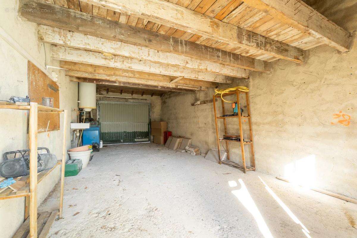 Maison à ENTRAIGUES-SUR-LA-SORGUE