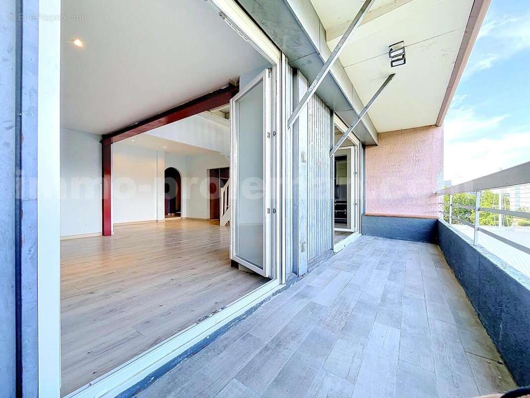 Appartement_T5_Annemasse_belle_superficie_prox_frontière_Suisse_tram_Ceva_direction_GENEVE_Frontaliers_Salon_séjour_dégagement_Chambre_salle_de_bain_grand-balcon_ - Appartement à ANNEMASSE