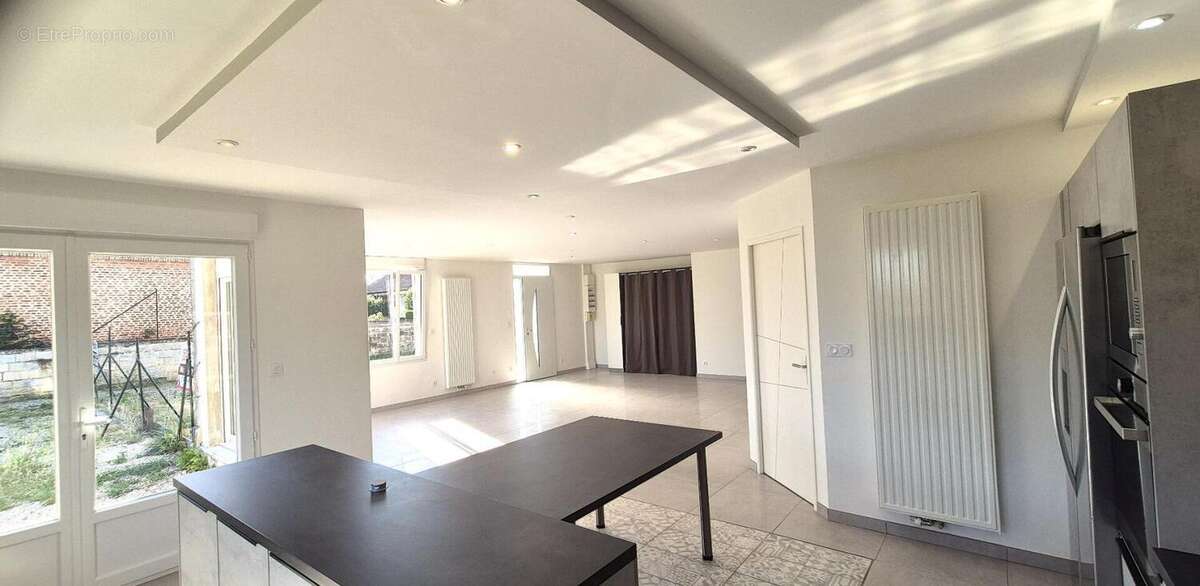 Belle Demeure Contemporaine ou Maison de Caractère en Pierre de 181m² entièrement rénovée avec sa vaste Cour, Terrasse et Terrai - photo 7