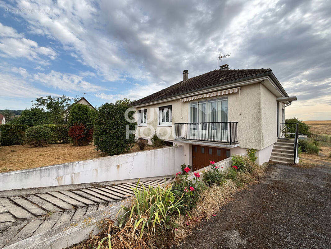Maison à LA CELLE-SOUS-CHANTEMERLE