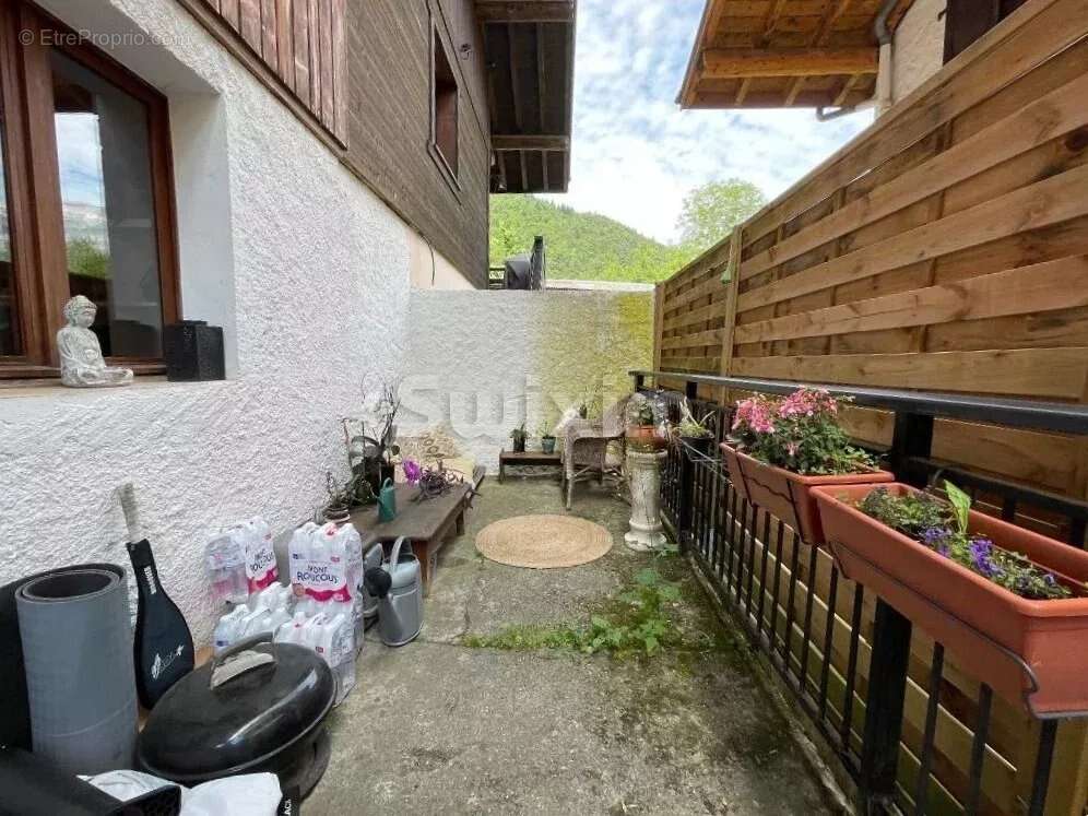 LES HOUCHES, À DEUX PAS DE SERVOZ – Maison de village avec potentiel d'aménagement et revenus locatifs - photo 7