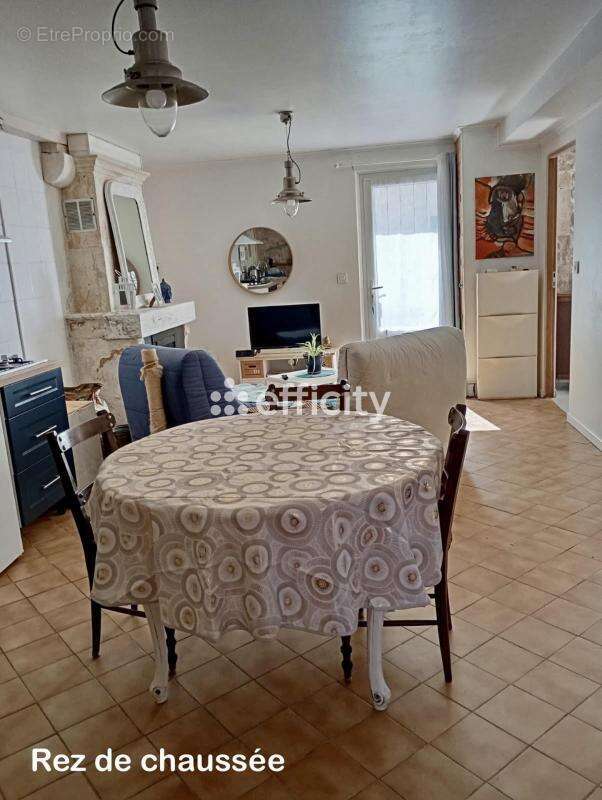 Maison 113 m² à Saint-Just-Luzac  - photo 3
