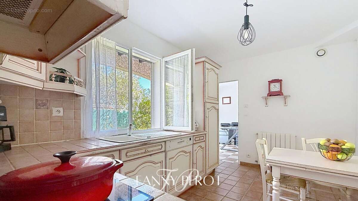 A Saint-Cyprien, maison 4 faces de 120m² sur une parcelle de 838m² avec piscine et garage - photo 8