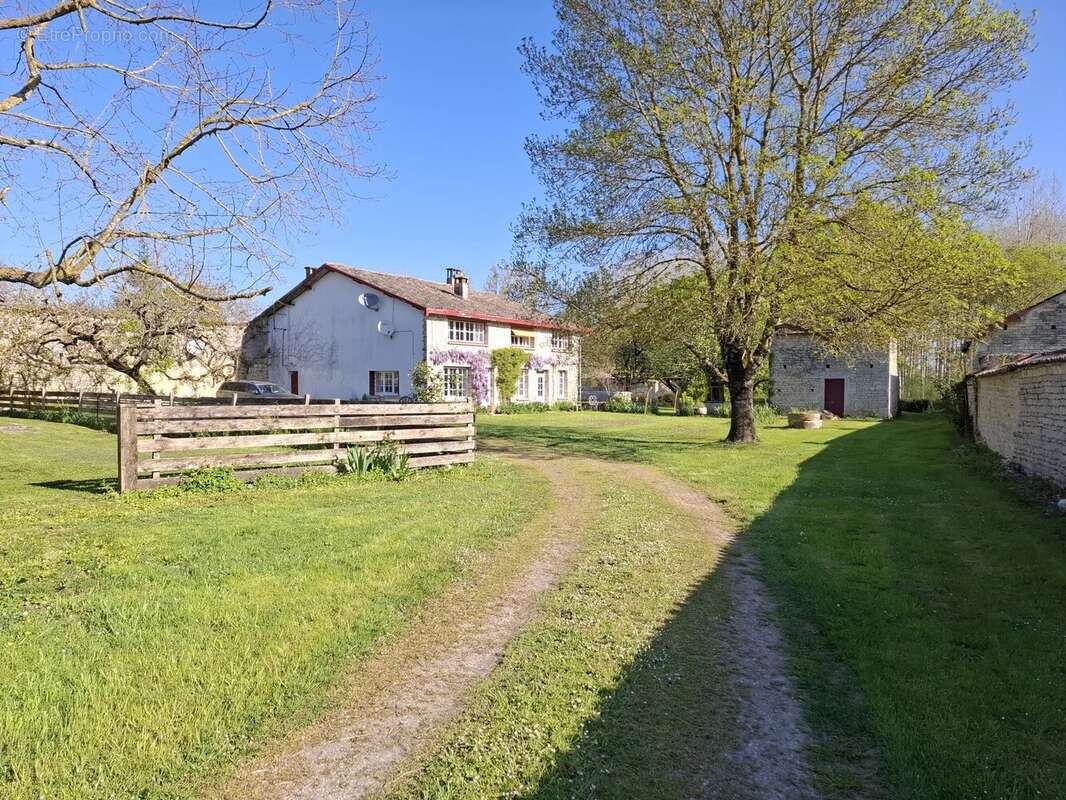 Maison à CHEF-BOUTONNE