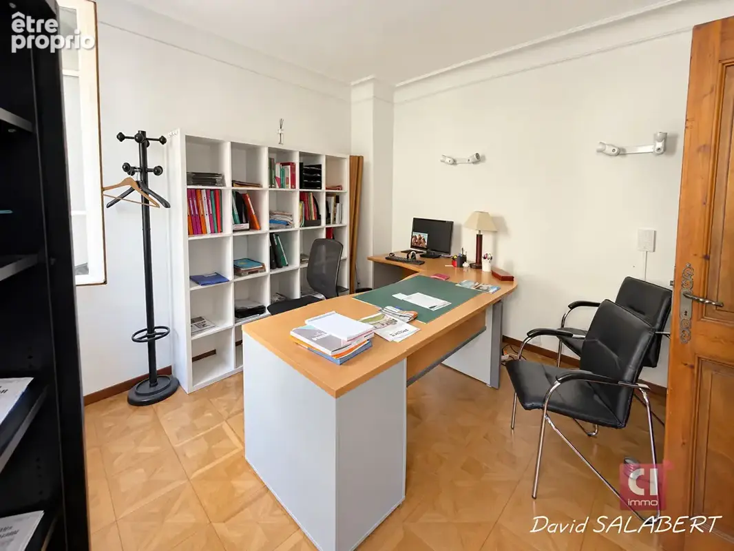 À vendre ? brignoles centre ? immeuble mixte d'environ 325 m² avec local loué, appartement, grenier, cour et terrasse - photo 4