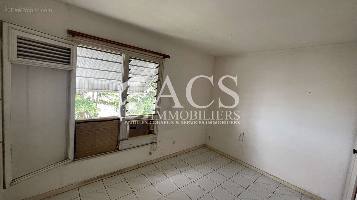 Appartement T4 avec travaux avec garage fermé et vue mer  - FORT-DE-FRANCE - photo 9