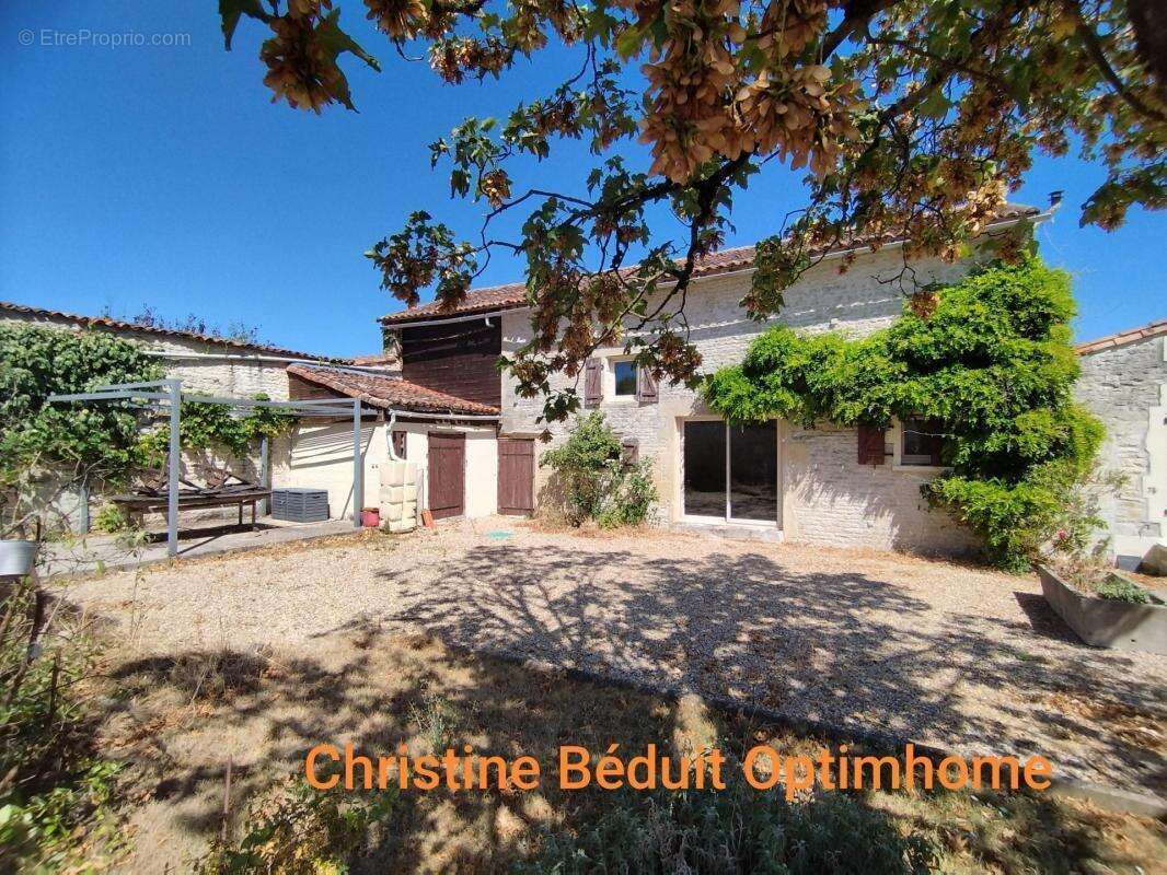CHARENTE/AIGRE. Maison en pierre rénovée, 3 chambres(poss 4) avec jardin clos 1169 m² (gite ou chambres d'hôtes) - photo 2