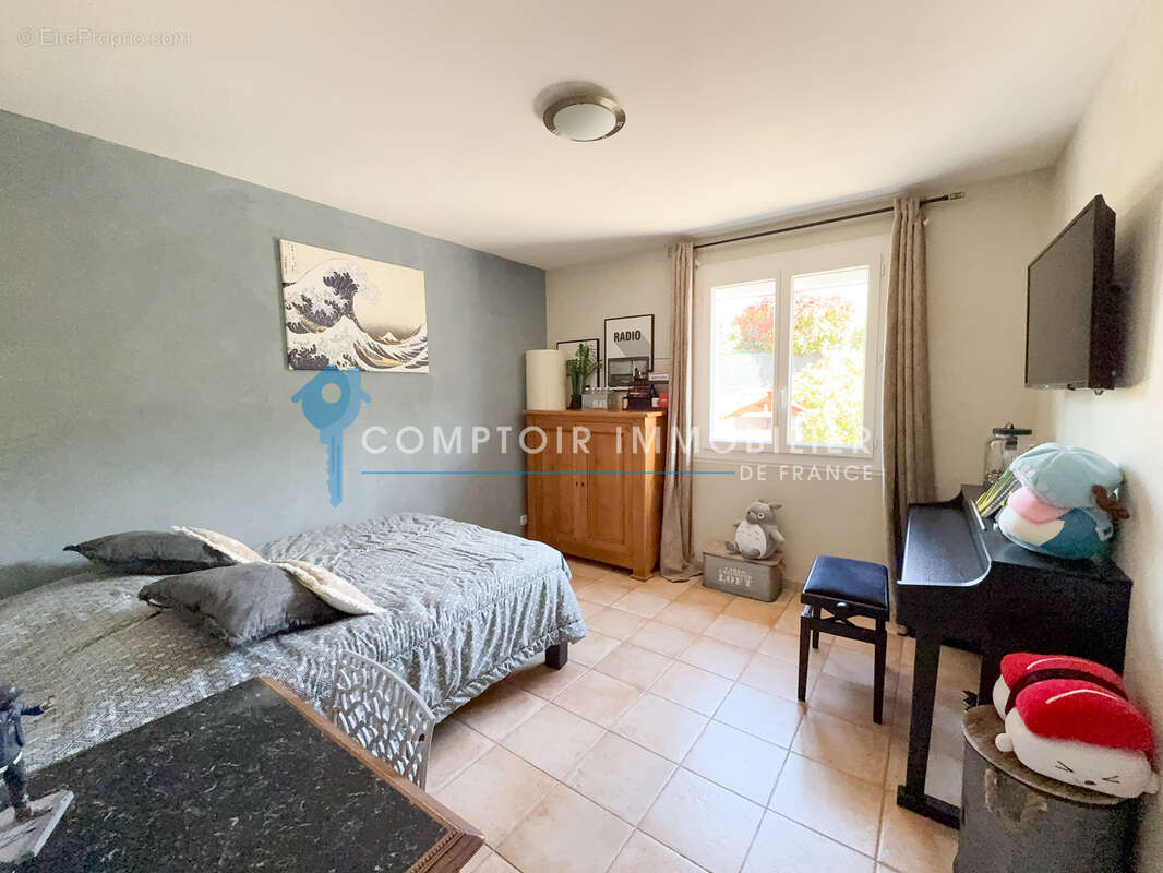 Élégance, volumes et art de vivre à Saint-Pierre-les-Martigues maison T5 de 110 m2 avec piscine sur 915 m2 de - photo 6