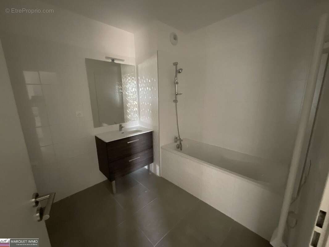 APT T3 offrant 67 m² avec terrasse 19 m² et parking au 3° étage avec ascenseur... - photo 7