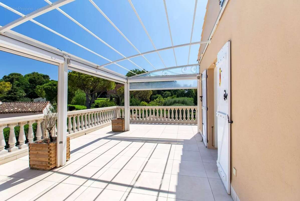 Villefranche-sur-mer - villa - 8 pièces - 200 m² - piscine - terrain de 1 500 m² - terrasses - stationnements - photo 10