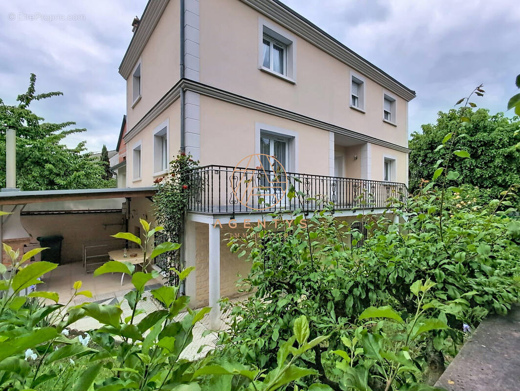 Maison à SAINT-MAUR-DES-FOSSES