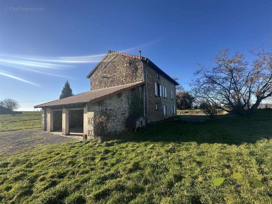 Maison à SAINT-LEONARD-DE-NOBLAT