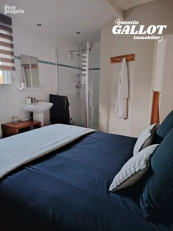 Charmante longère en pierre et sa dépendance – emplacement privilégié au cœur de ploeren 546 000 € fai  187 m²  7 pièces  4 cham - photo 5