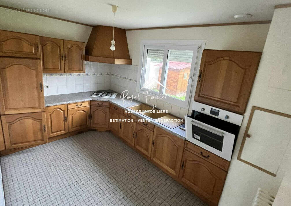 Cuisine A et E - Maison à DANGE-SAINT-ROMAIN