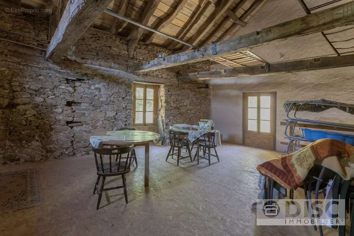 Corps de ferme rénovée avec spacieux gîte indépendant, dépendance, piscine et superbes vues. - photo 32
