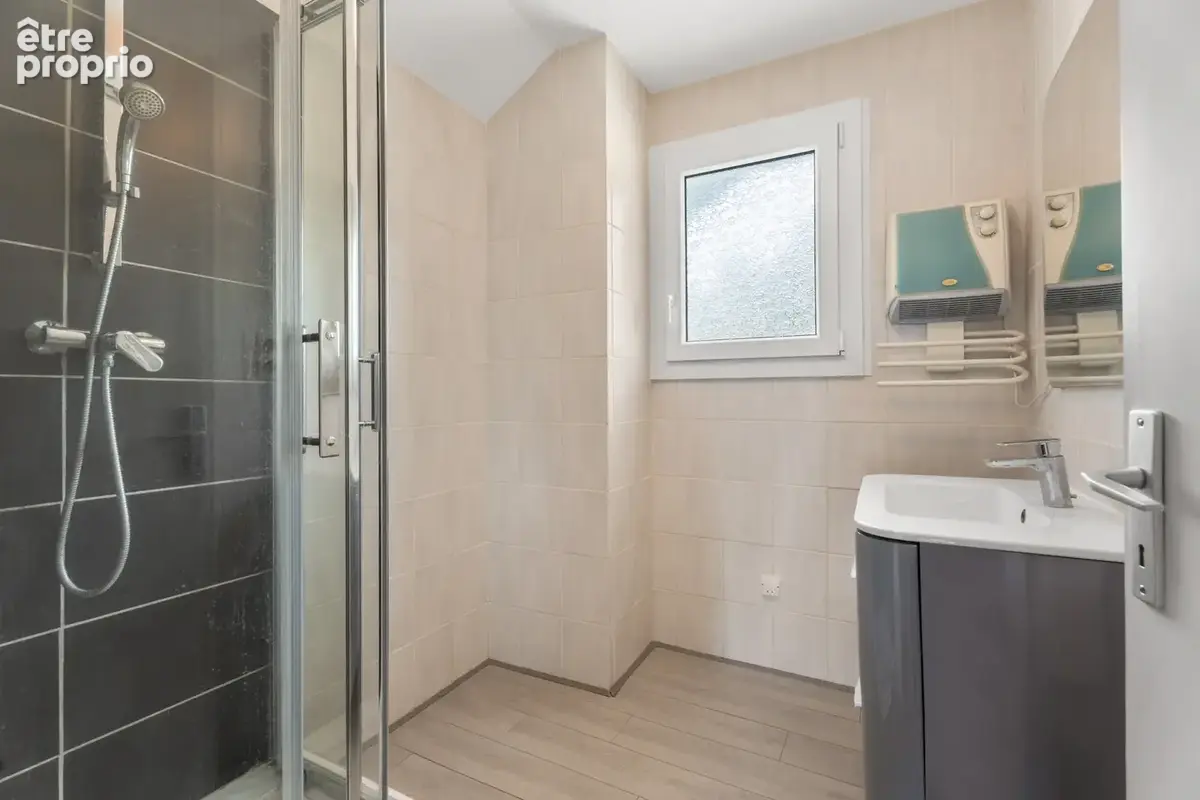 La Motte Servolex - Maison de 163 m2 - Sous-sol complet - Terrain de 1.972m2 - Piscine et jolie vue - photo 16