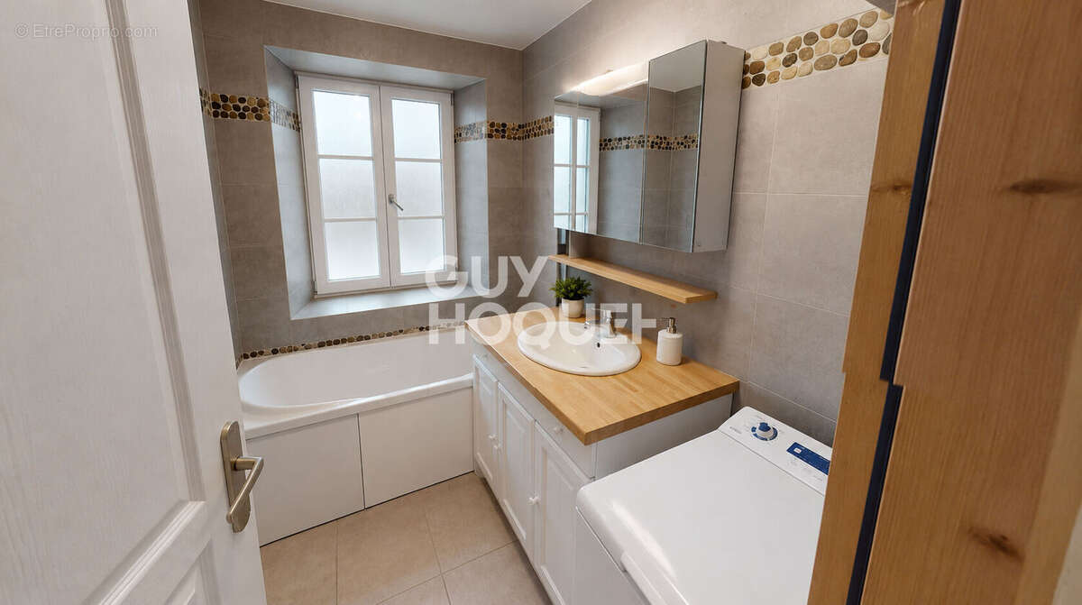 Appartement à ROUGEMONT-LE-CHATEAU