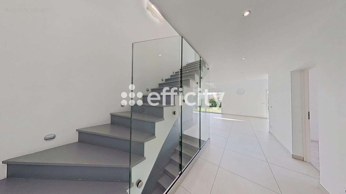Maison 200 m² à Viry  - photo 8