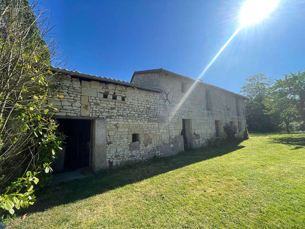 Maison à LES TROIS-MOUTIERS