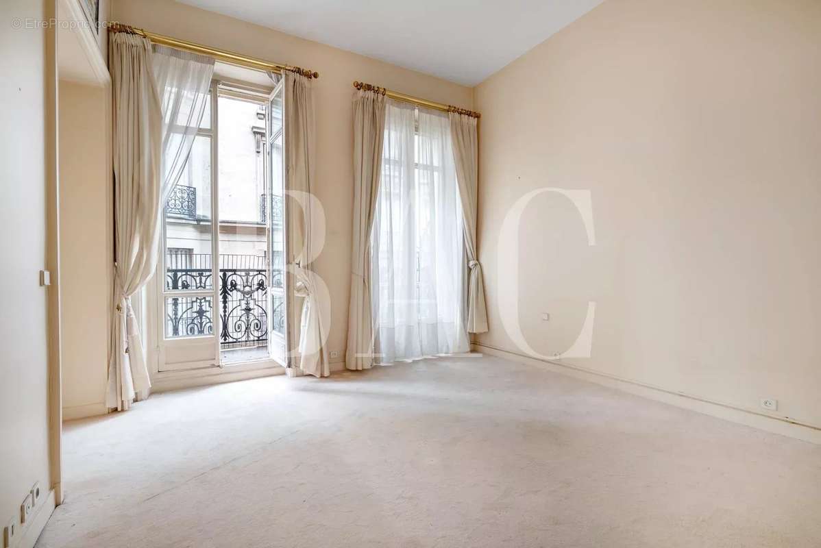 Appartement à PARIS-16E