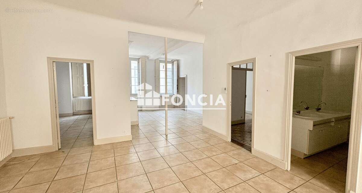 Nîmes Écusson – Bel appartement T3 de 110 m² aux beaux volumes dans immeuble de caractère - photo 3