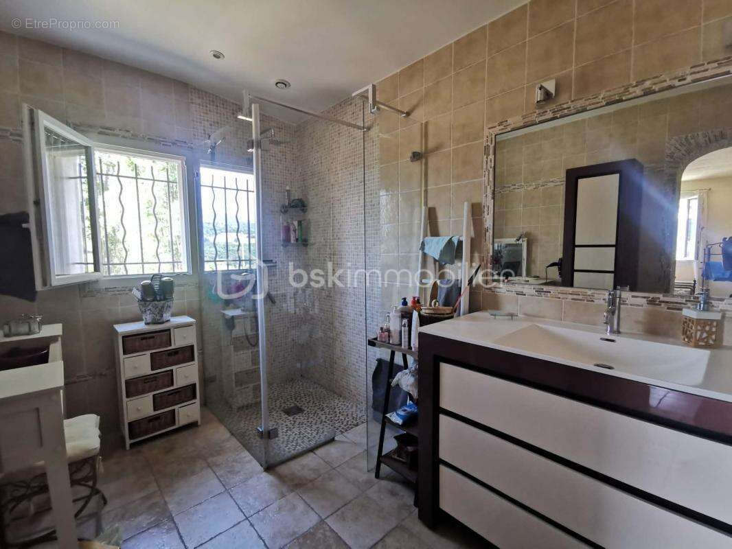 THOARD - propriété d'exception - deux villas de plain-pied (235m²) - terrain 5 264m² - piscine - garage - photo 17