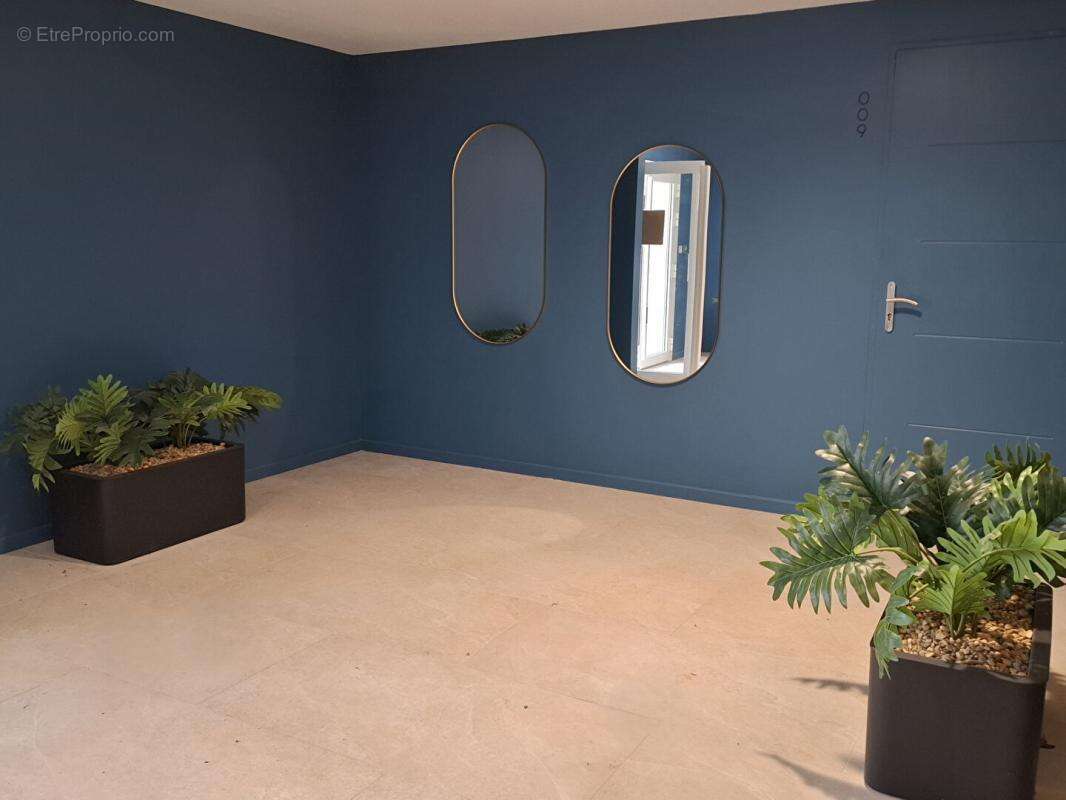 Saint-Christol (84), Appartement 68 m² T2, 1 balcon 15 m², 2 places de parking privatives, ascenseur, Fort potentiel 55 000 - photo 3