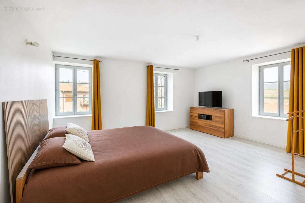 Villa en pierre rénovée avec garage à Vaulx-en-Beaujolais - photo 10