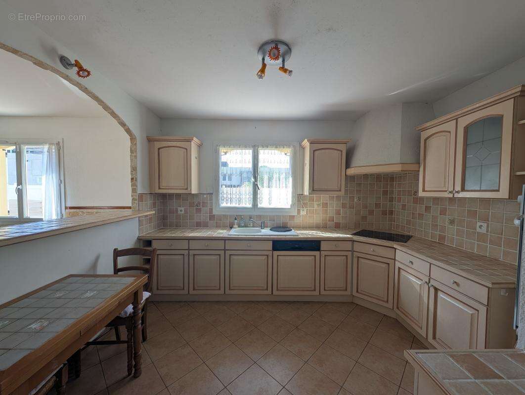 ROUJAN – Villa 4 chambres en parfait état - photo 5
