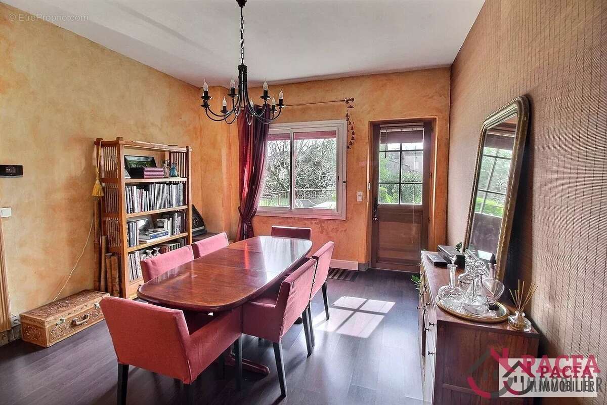 TRAVET - Maison de charme sur 1014 m² de terrain - photo 4