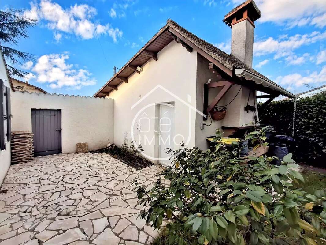 Maison à COURS-DE-PILE