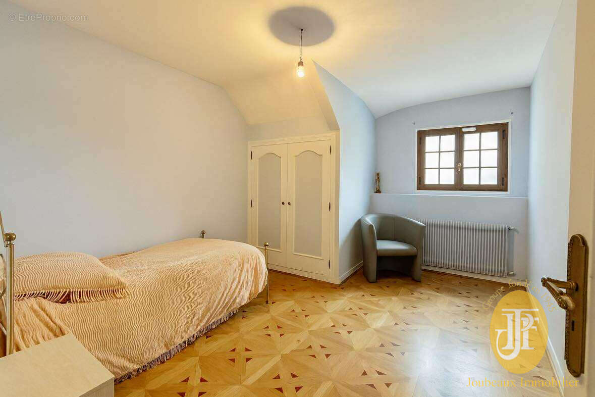 Vernon 15 min. à pied gare et centre - Maison familiale sur 1200 m2 de terrain avec piscine chauffée - photo 8