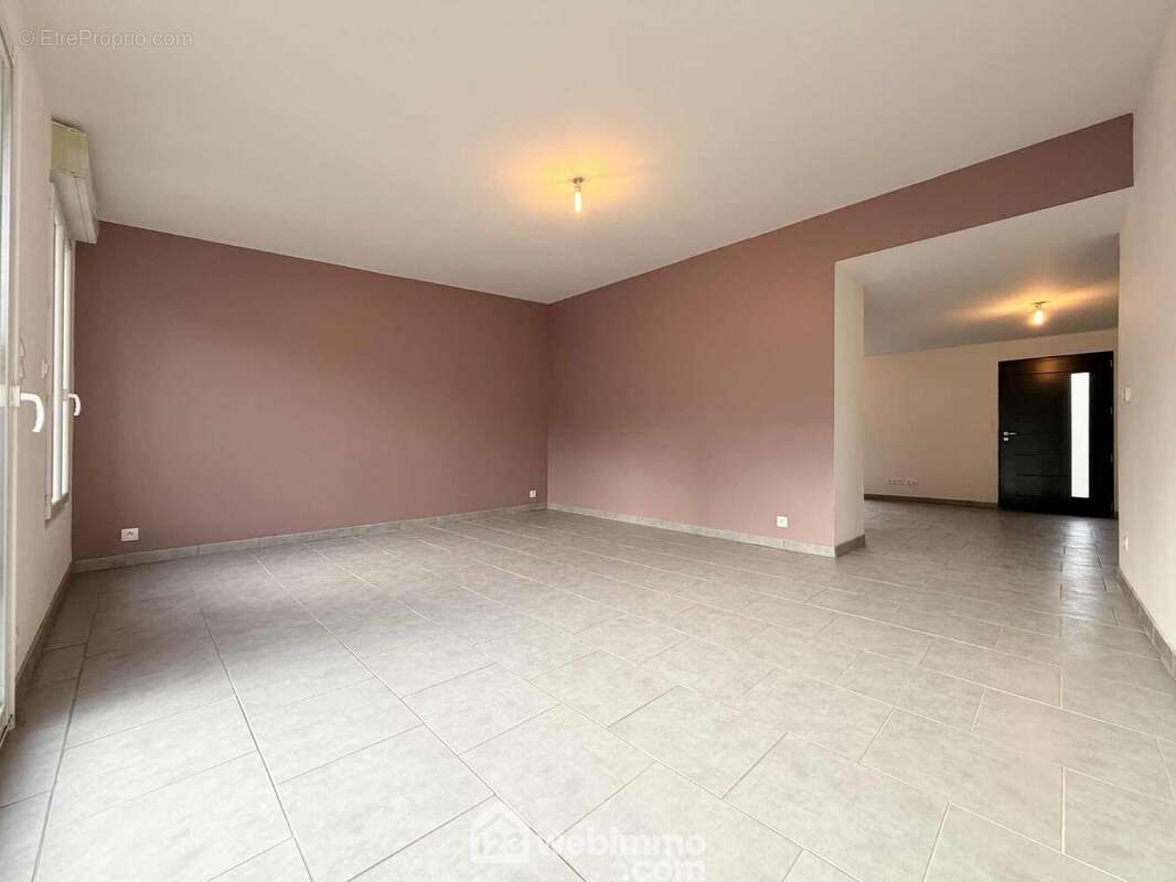 Vous disposez d'un salon lumineux de 26 m² - Maison à CRECY-SUR-SERRE