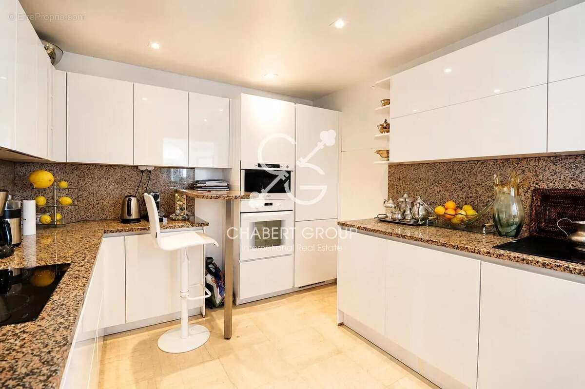 Villefranche-sur-mer - villa - 5 pièces - 237 m² - jardin paysager - rooftop - appartement de service 2 pièces - vue mer panoram - photo 8