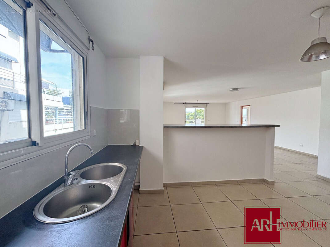 Appartement 101 m² à Saint-Denis  - photo 2