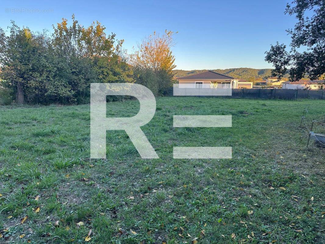 Terrain à SAINT-JULIEN-LES-ROSIERS