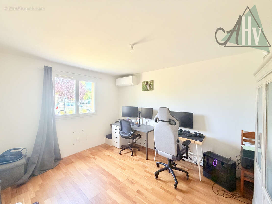 Maison - 7 pièces - avec jardin et garages - Villiers-Saint-Georges - photo 9
