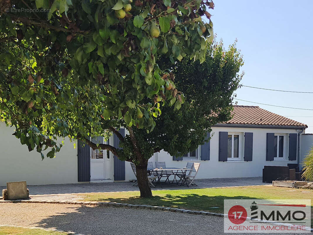 Maison familiale avec piscine, double garage et nombreuses dépendances - photo 2
