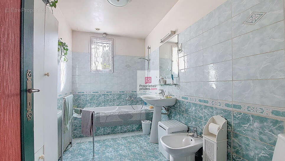 Maison à SAINT-PIERRE-DE-CHIGNAC