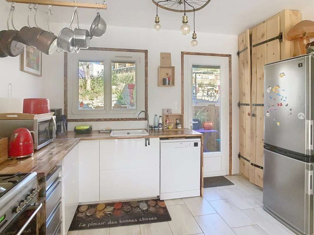Maison 118m2 (F3 + Studio), jardin 400m2, cave. - photo 5