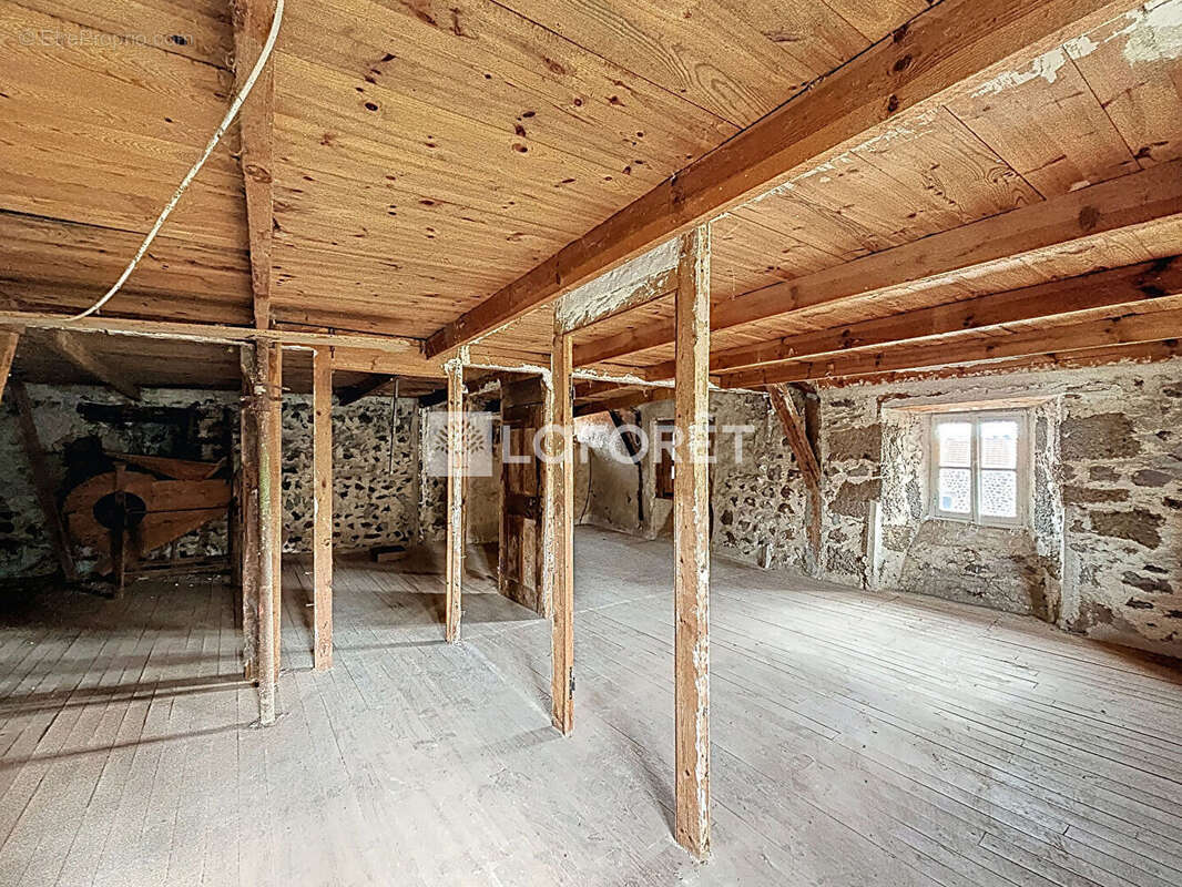 Corps de ferme en pierre avec grange - 151 m² -- Fort potentiel - photo 7