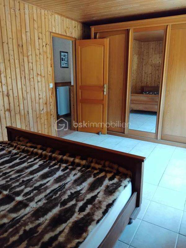 Maison avec garage et grange sur 8000m2 de terrain - photo 9