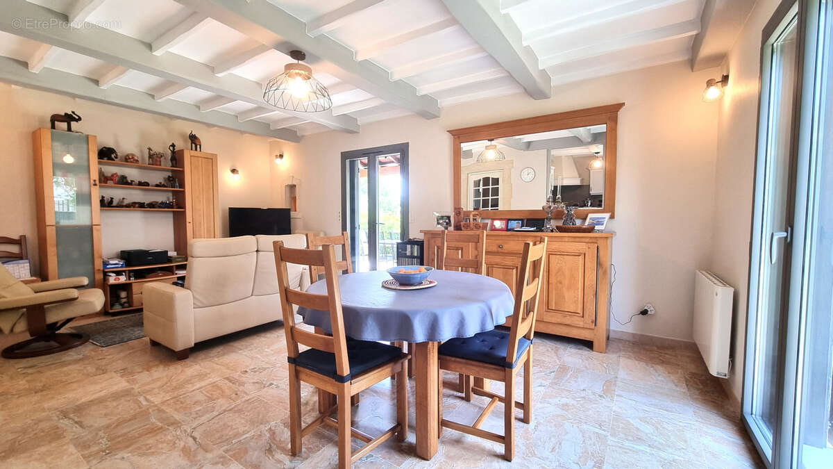 Maison à SAINT-CLEMENT-DE-RIVIERE