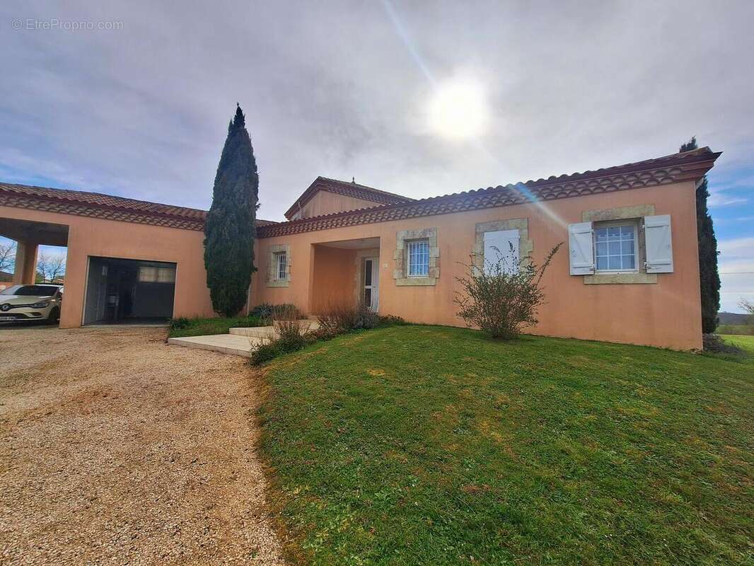 1000042877 - Maison à SAINT-JEAN-LE-COMTAL